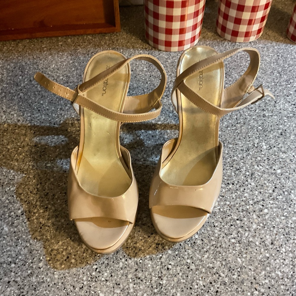 Xhilaration Women's Tan Courts Size 10